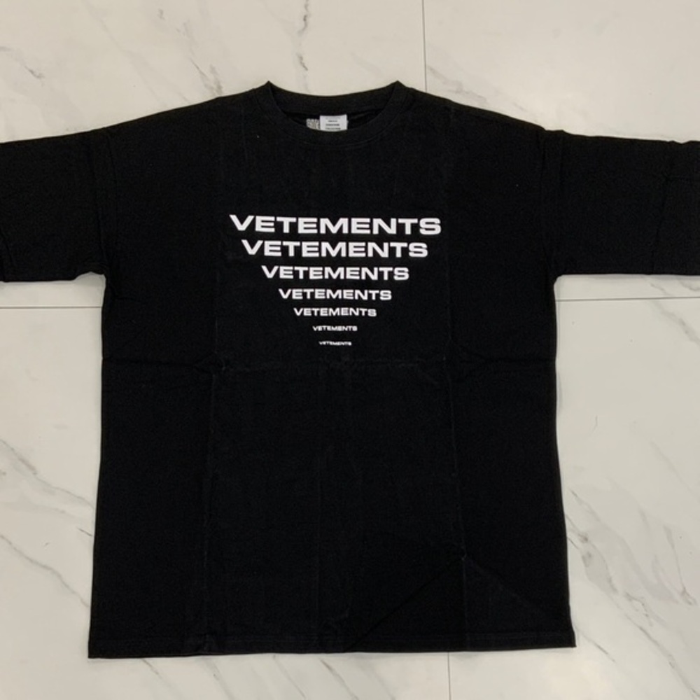 Vetements Black Tee Pyramid Logo Men’s size Large